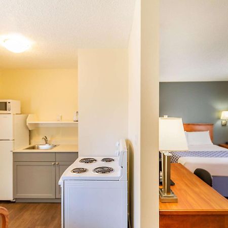 Econo Lodge Inn & Suites University YYC Eksteriør billede