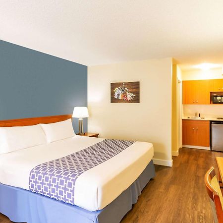 Econo Lodge Inn & Suites University YYC Eksteriør billede