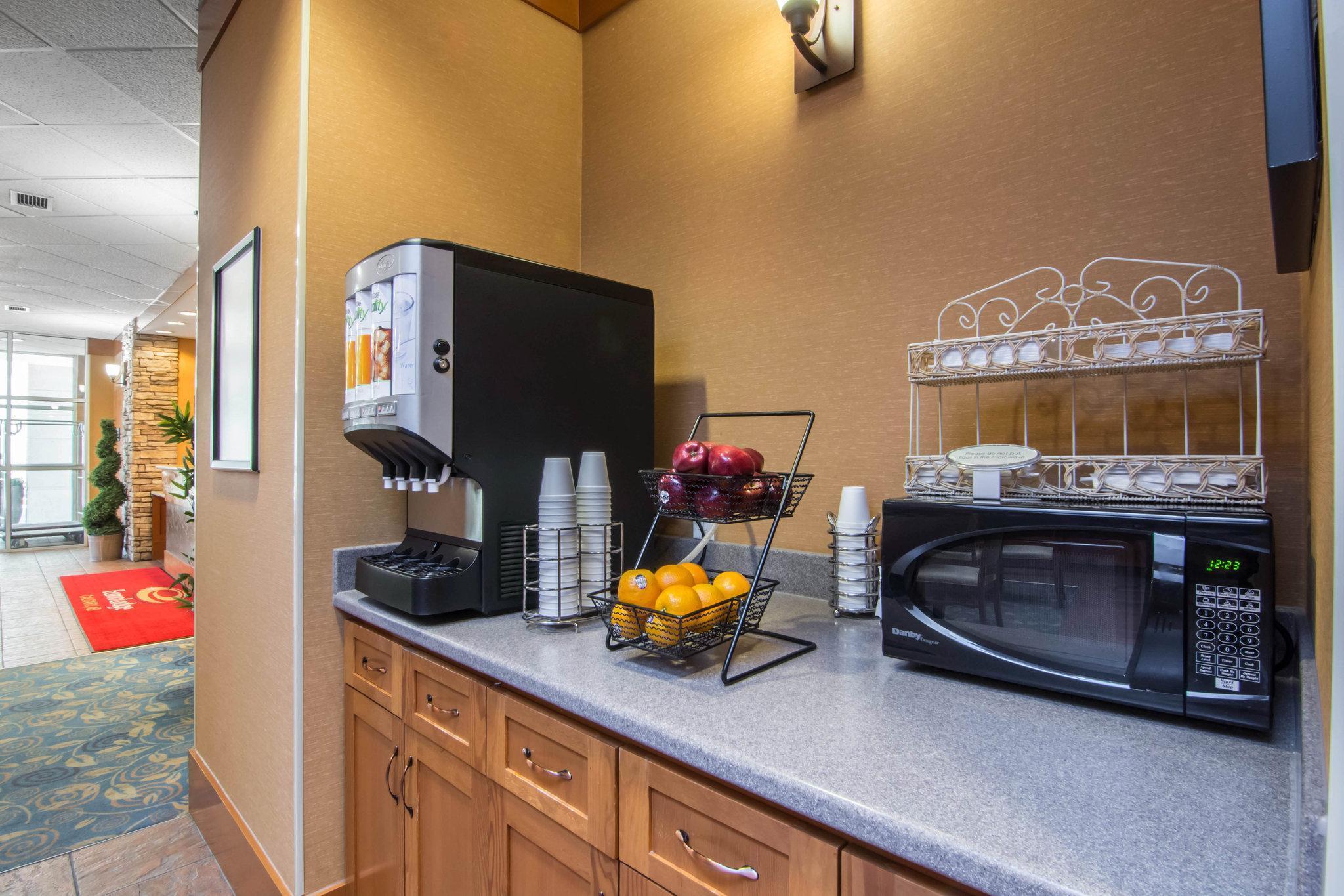 Econo Lodge Inn & Suites University YYC Eksteriør billede