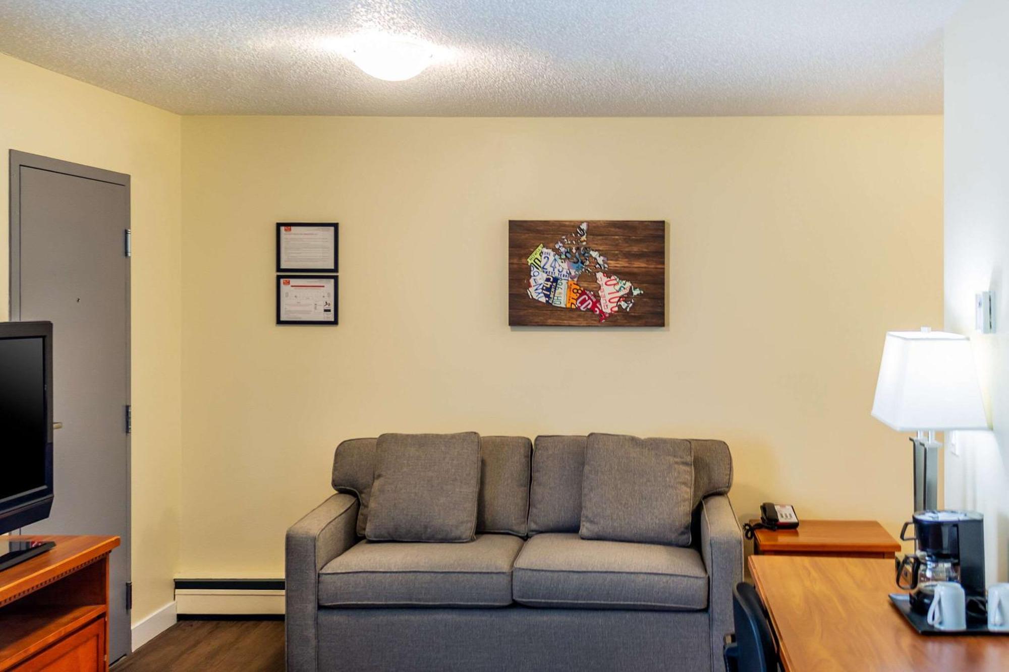Econo Lodge Inn & Suites University YYC Eksteriør billede