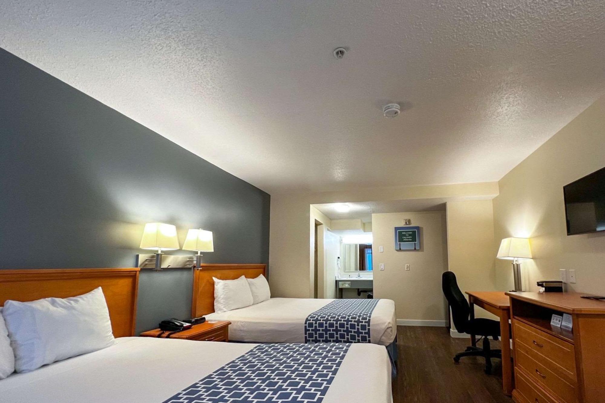 Econo Lodge Inn & Suites University YYC Eksteriør billede
