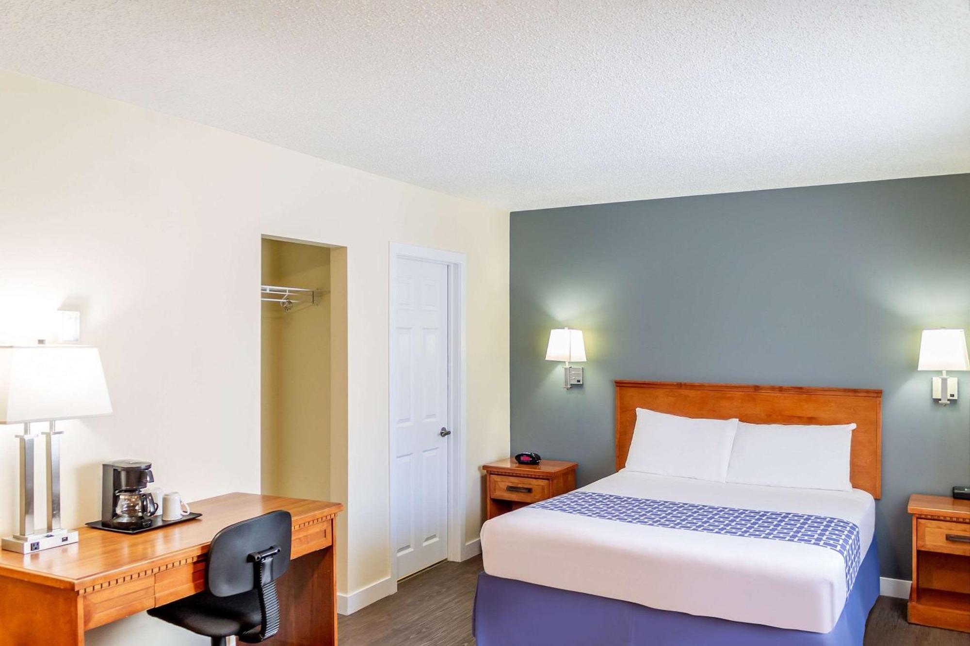Econo Lodge Inn & Suites University YYC Eksteriør billede