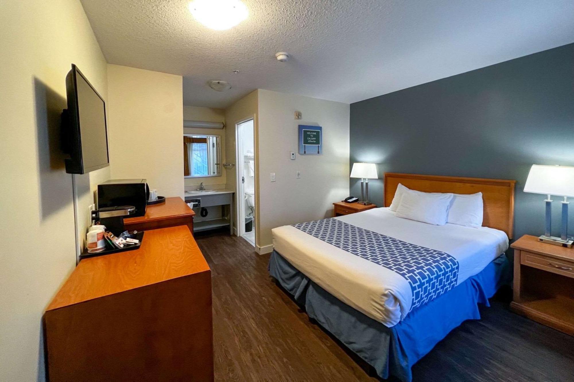 Econo Lodge Inn & Suites University YYC Eksteriør billede