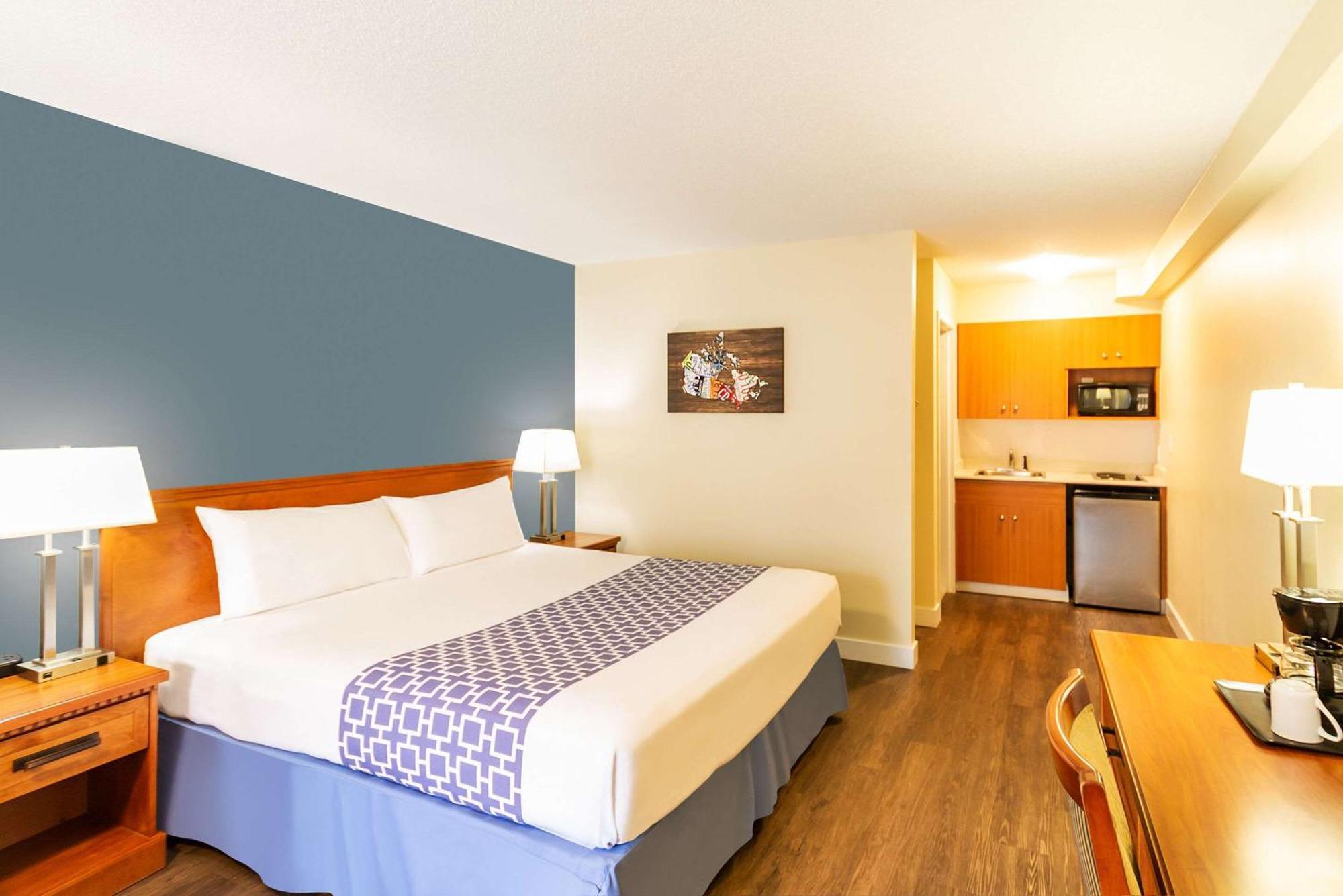 Econo Lodge Inn & Suites University YYC Eksteriør billede