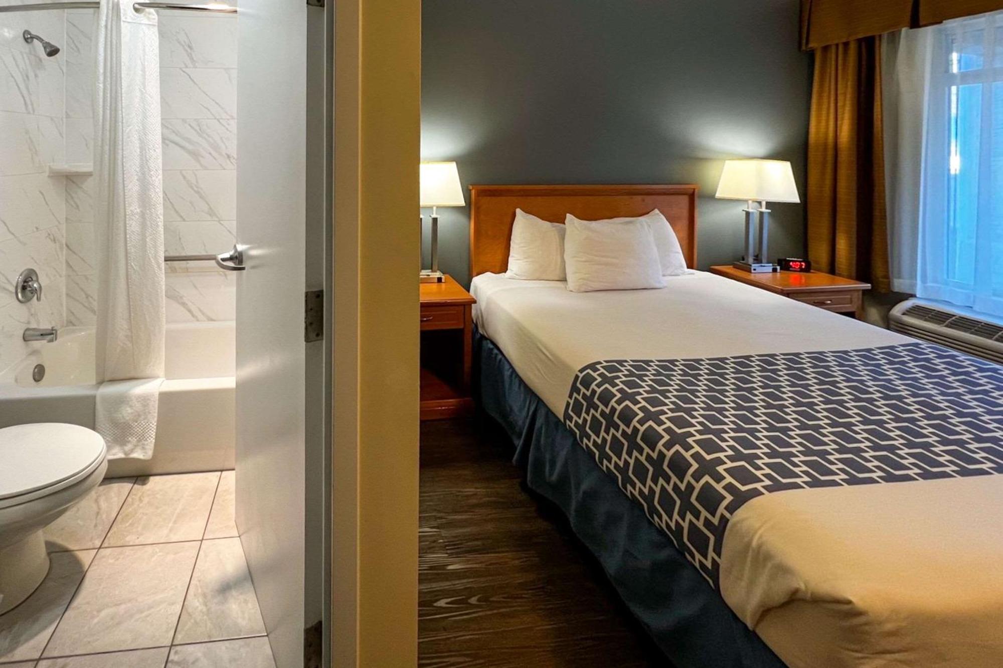 Econo Lodge Inn & Suites University YYC Eksteriør billede