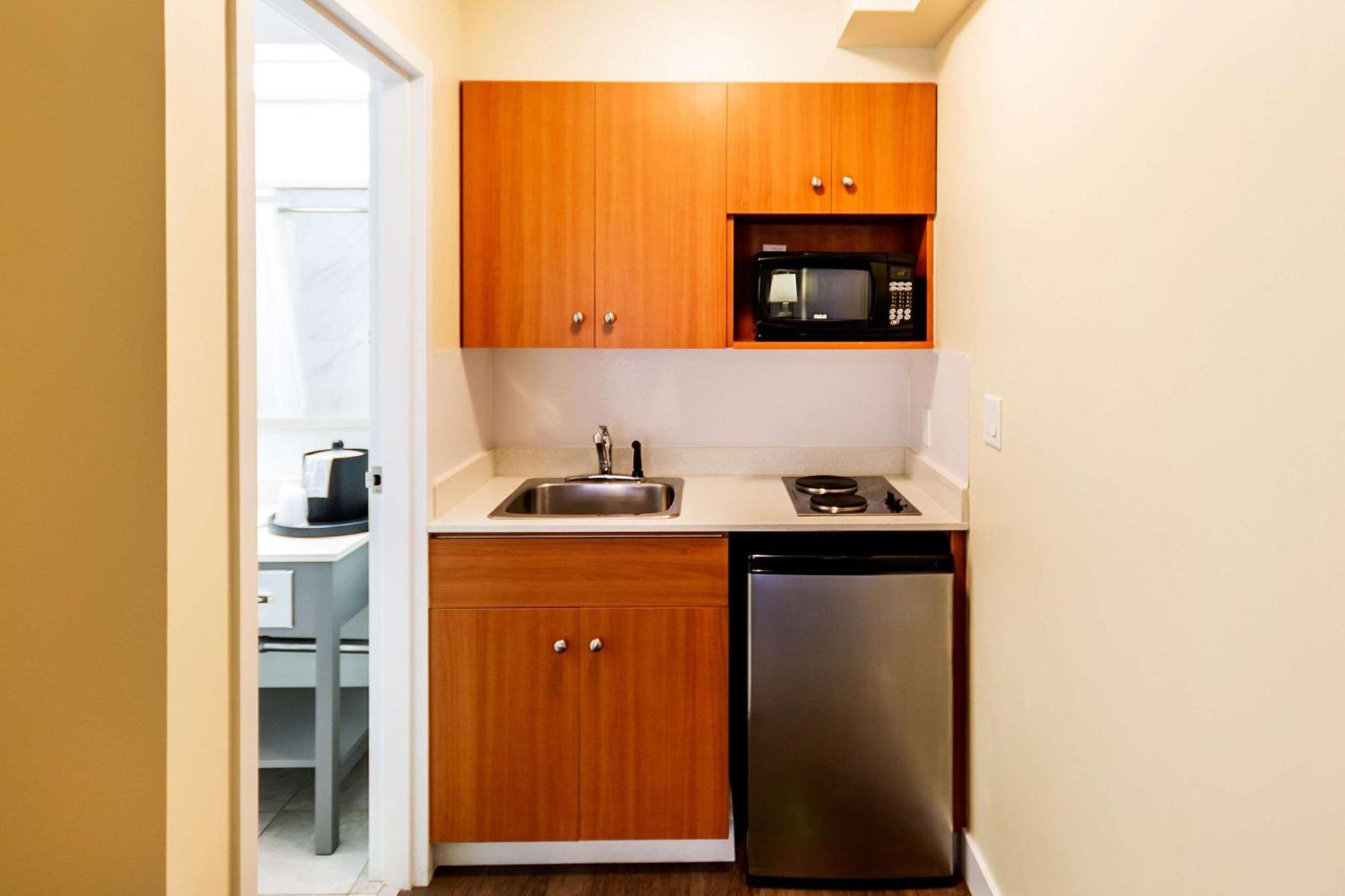 Econo Lodge Inn & Suites University YYC Eksteriør billede