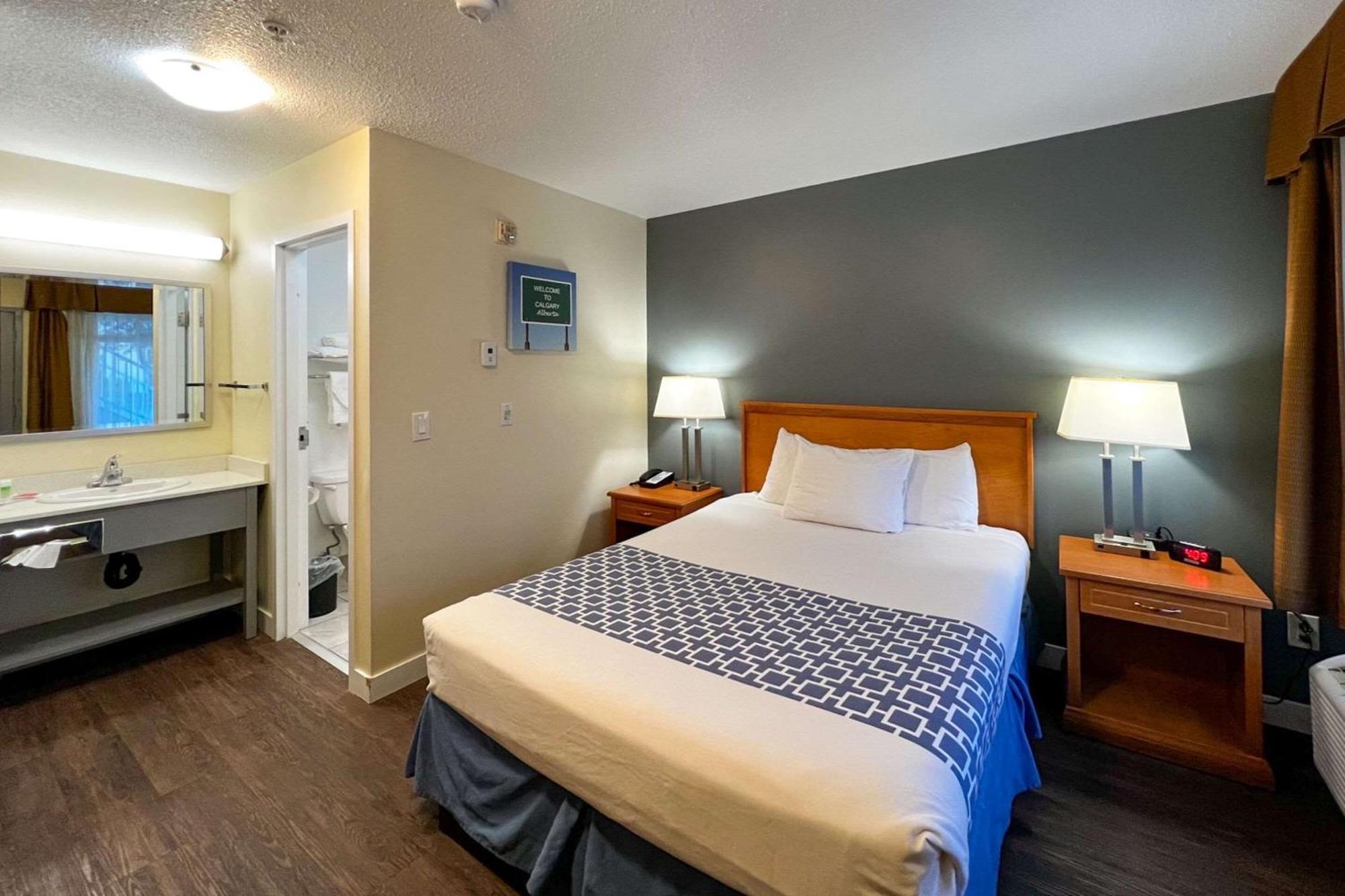 Econo Lodge Inn & Suites University YYC Eksteriør billede