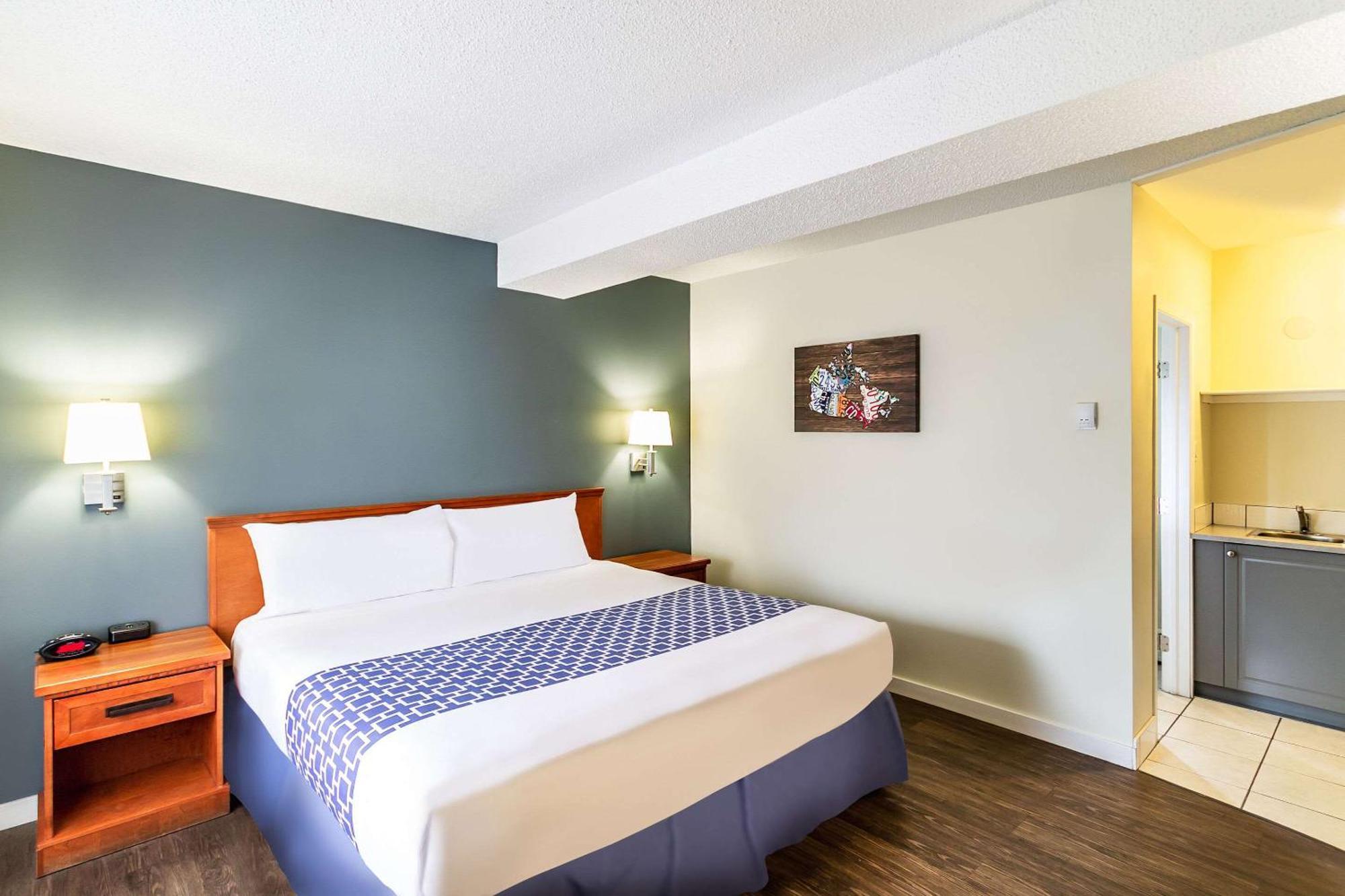 Econo Lodge Inn & Suites University YYC Eksteriør billede