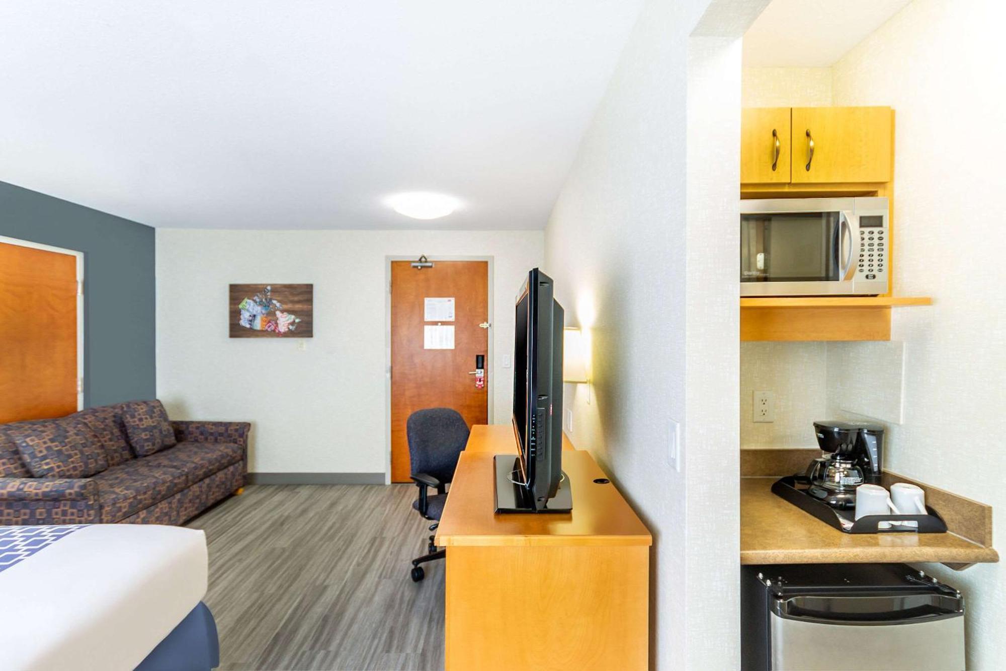 Econo Lodge Inn & Suites University YYC Eksteriør billede