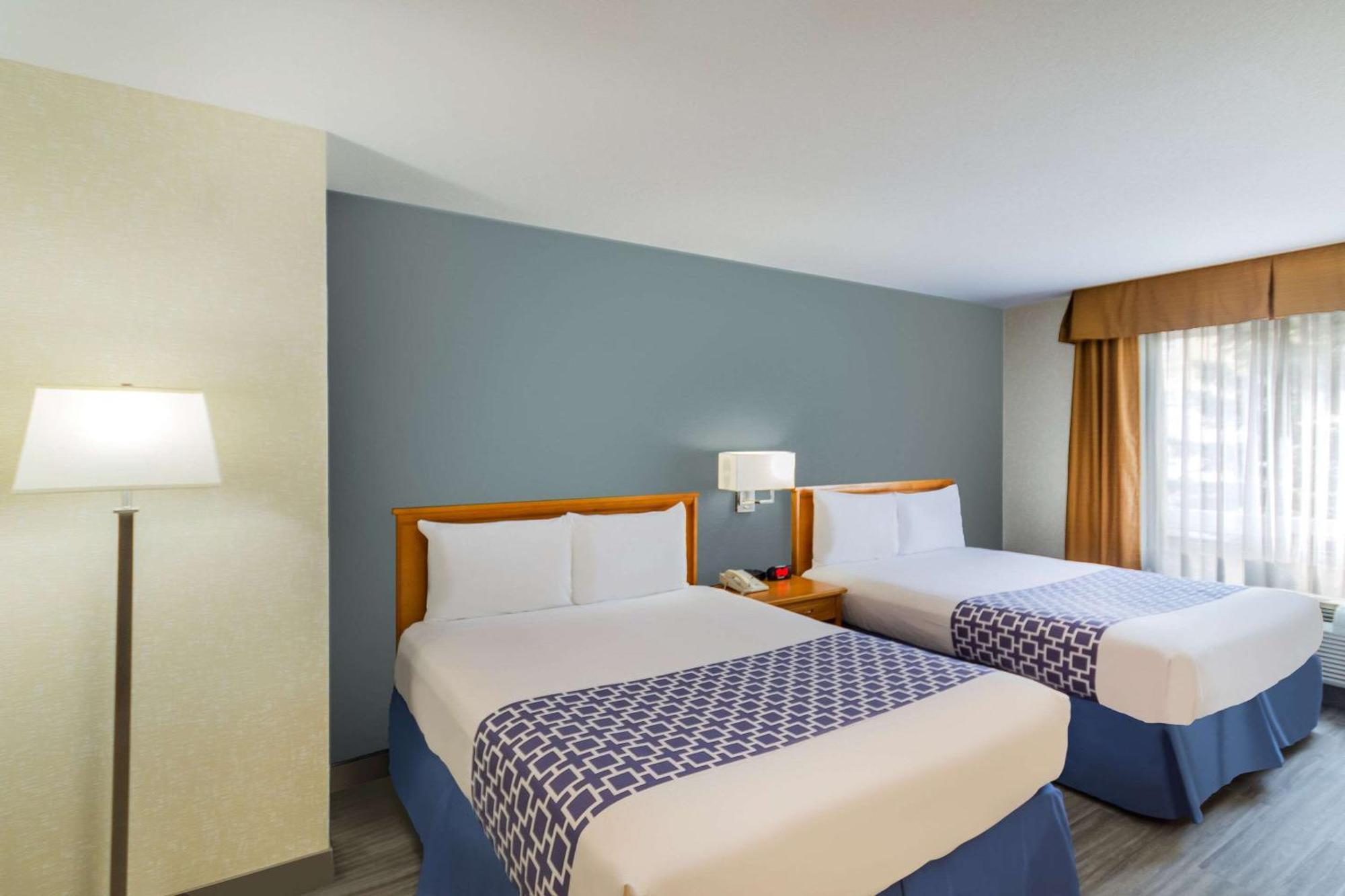 Econo Lodge Inn & Suites University YYC Eksteriør billede