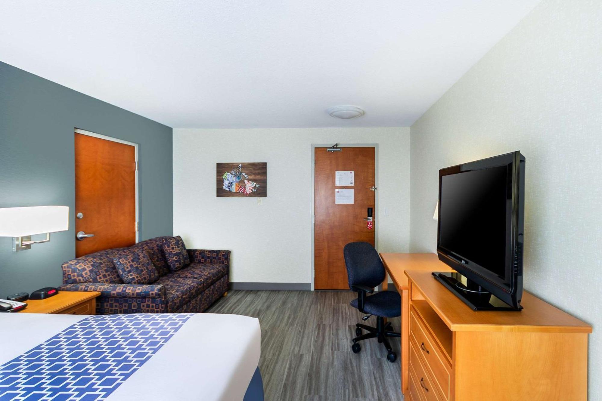 Econo Lodge Inn & Suites University YYC Eksteriør billede