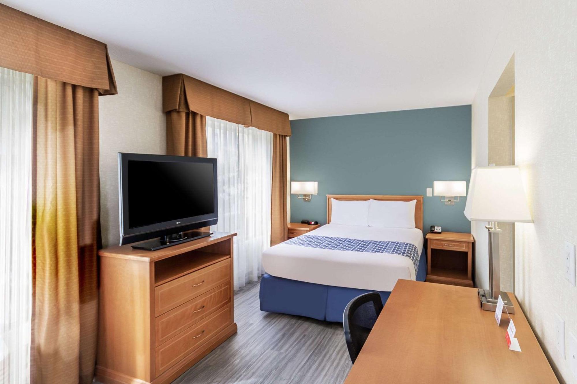 Econo Lodge Inn & Suites University YYC Eksteriør billede