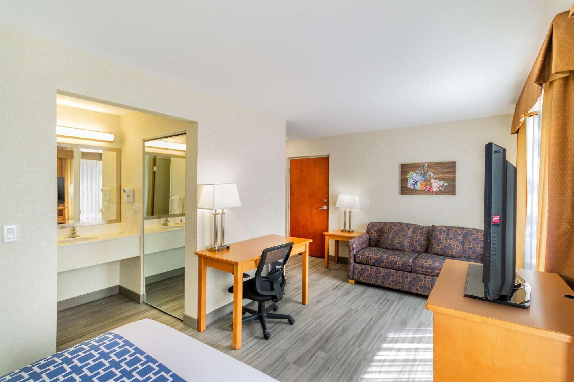 Econo Lodge Inn & Suites University YYC Eksteriør billede