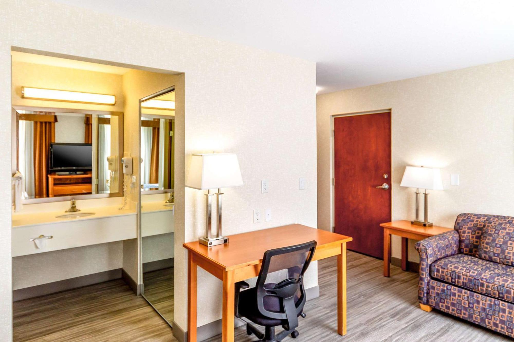 Econo Lodge Inn & Suites University YYC Eksteriør billede