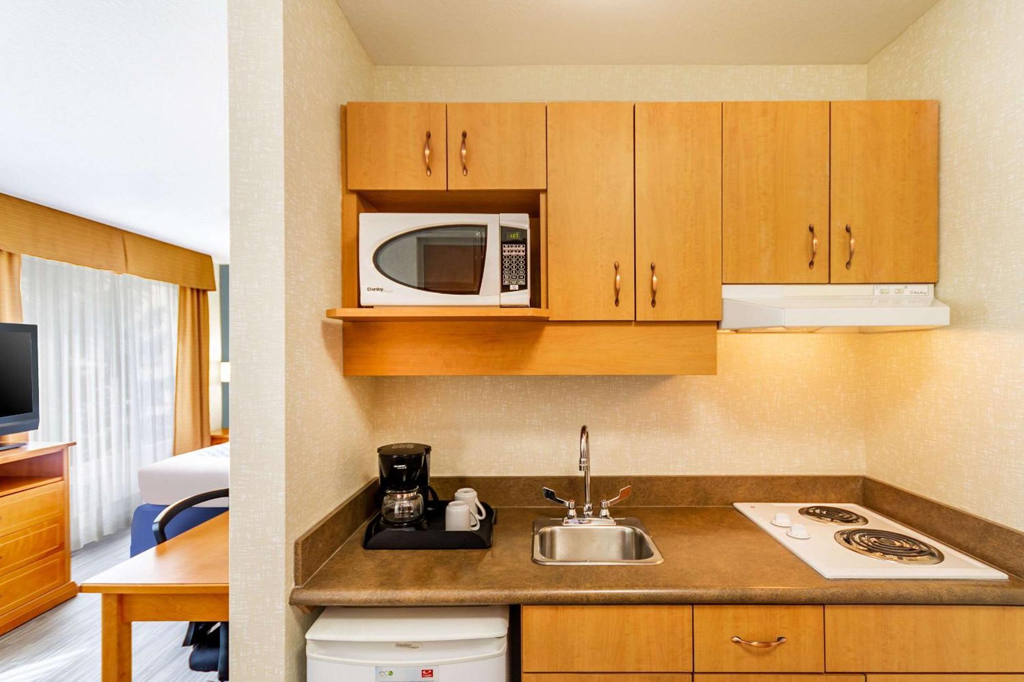 Econo Lodge Inn & Suites University YYC Eksteriør billede